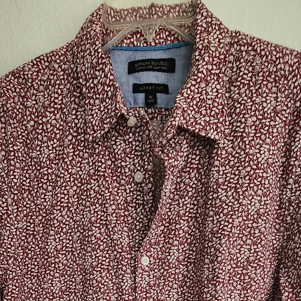 Banana Republic Men's Grant Fit Maroon Floral & Scull Pattern. Sz XL/TG